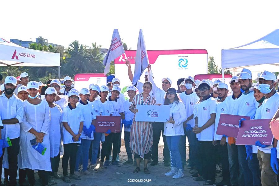 Axis Bank organizes cleanliness drive at Juhu Beach in Mumbai