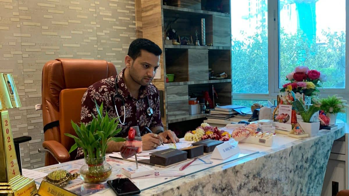 Dr. Raghuveer Singh Deora of CORDIS Criticare treated Nikesh Jain Madhani’s father Tarachand